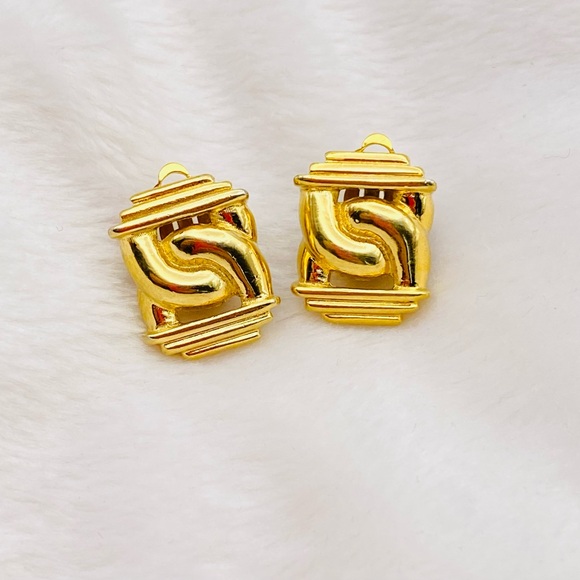 Authentic Givenchy gold tone clip earring - Picture 1 of 9